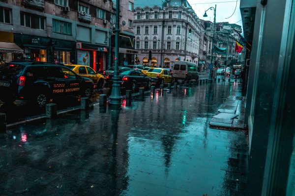 Regnig gata i stan