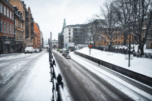 Snötäckt gata i stad