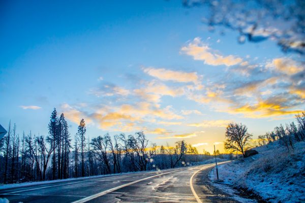 Soluppgång på landsväg på vintern